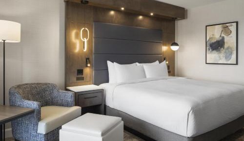 Executive King Room with Balcony and Rain Shower - Non-Smoking