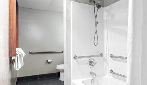 Room with Two Queen Beds, Bathtub and Grab Bars - Mobility Accessible/Non-Smoking