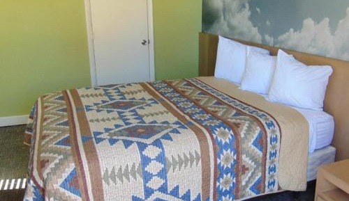 Room with Queen Bed Nonsmoking