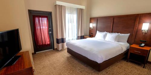 King Suite with Roll-In Shower - Accessible/Non-Smoking