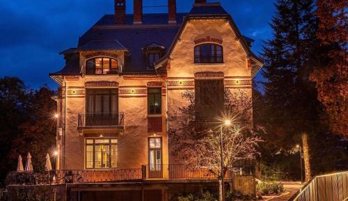 Duplex Two-Bedroom Apartment with Lounge and Mountain View