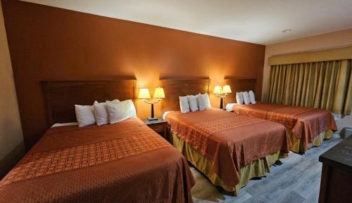 Queen Suite with Three Queen Beds - Non-Smoking