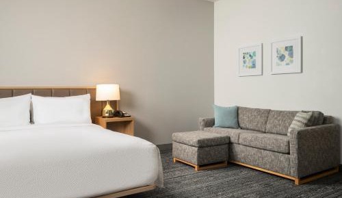 Queen Studio with Adapted Tub - Mobility and Hearing Accessible