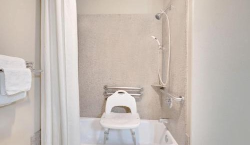 King Room with Bath Tub - Mobility Accessible/Non-Smoking