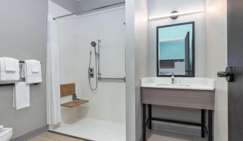 Queen Room with Bathtub w/Grab Bars - Mobility Accessible/Non-Smoking