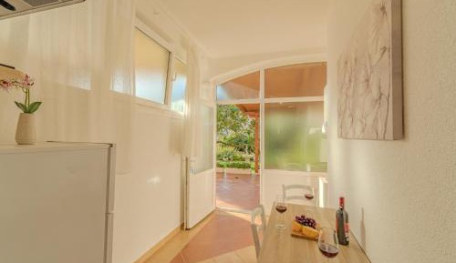Apartment with Garden View