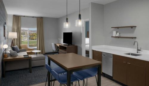 One-Bedroom Queen Suite with Two Queen Beds and Golf View