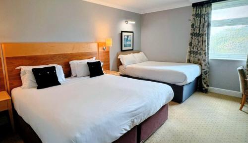 Ambassador Twin Room (Inc FREE PARKING, POOL & GYM)