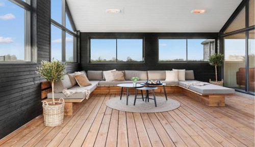 Thirteen-Bedroom Holiday home