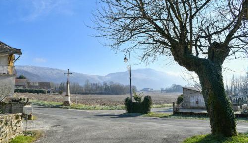 Three-Bedroom Apartment with Mountain View