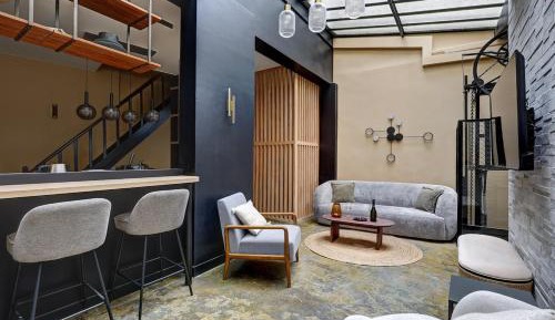 Four-Bedroom Deluxe Apartment