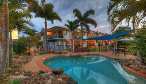 Deluxe One-Bedroom Apartment with Sea View