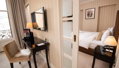 Horizon Suite - Partial lake view & balcony