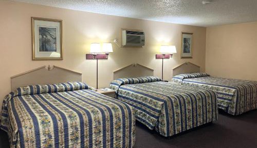 Deluxe 3 Queen Beds Suite Non-Smoking