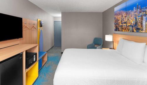Queen Room with Roll-in Shower - Mobility Accessible/Non-Smoking