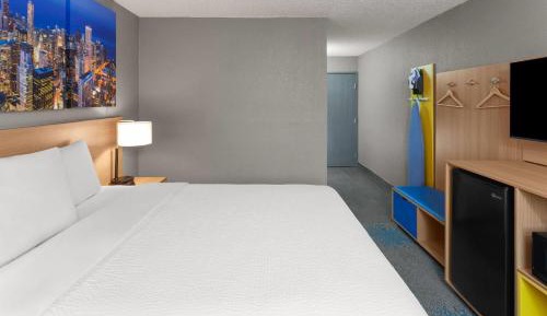 Queen Room with Bathtub with Grab Bars - Mobility Accessible/Non-Smoking