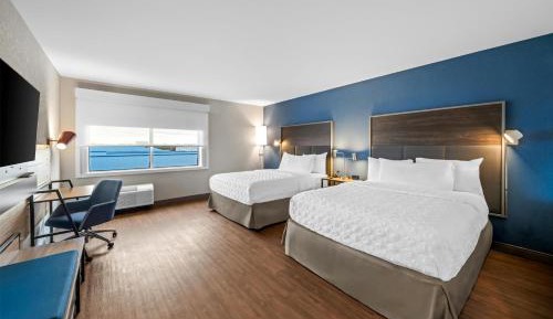 Queen Room with Two Queen Beds and Roll-In Shower - Mobility Access