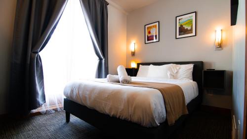 Queen Room with Shared Bathroom