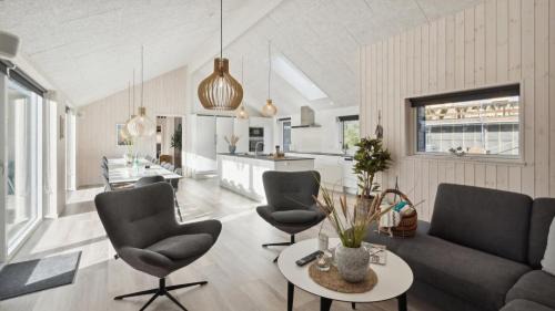 Eight-Bedroom Holiday Home