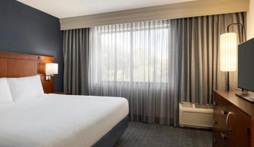 King Room with Sofa Bed and Adapted Tub - Mobility and Hearing Accessible