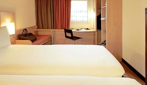 Basic Triple Room with Three Single Beds