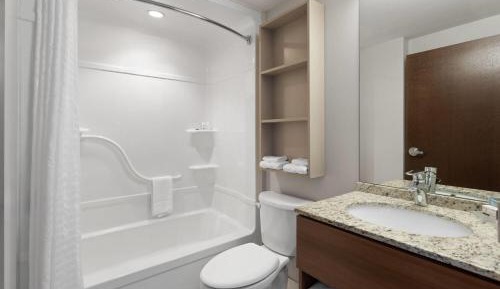 Queen Room with One Queen Bed - Non-Smoking