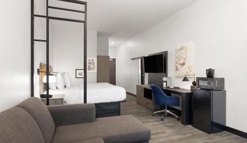 1 King Bed, Mobility/Hearing Accessible Suite, Bathtub w/ Grab Bars, Non-Smoking