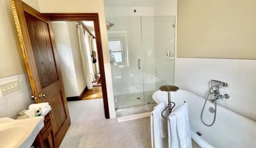 Deluxe King Suite