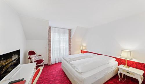 Double Room with Queen Size Bed and Garden View