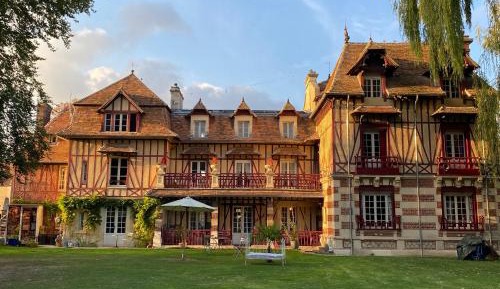 One-Bedroom Apartment with Balcony