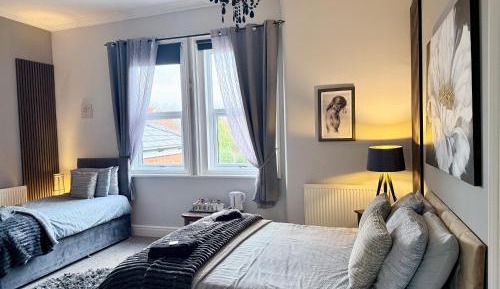 Deluxe Family Room (Thomas Andrew Room)