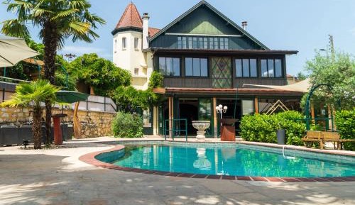 Queen Room with Pool View