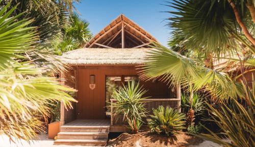 Premium Garden Tiki hutte-one bedroom and sofa bed (2 Adults and 2 Children)