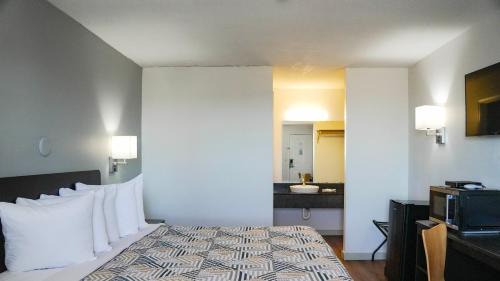 Deluxe King Room - Non-Smoking