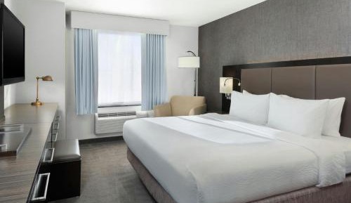 King Room with Adapted Tub - Mobility and Hearing Accessible