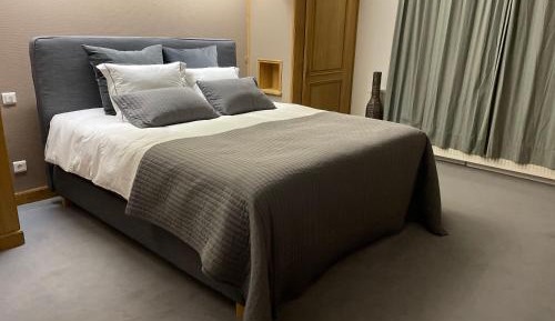 King Room with Roll-In Shower - Disability Access