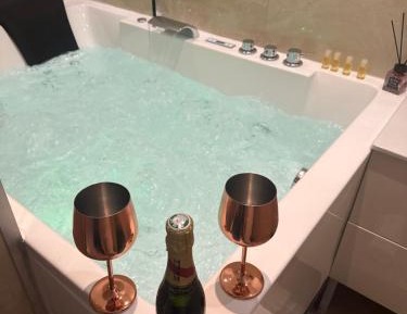 Studio with Spa Bath