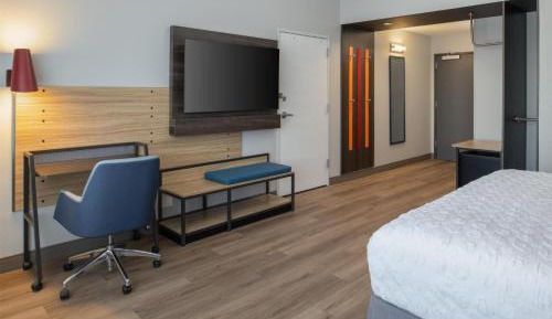 King Room with Bath Tub - Mobility and Hearing Accessible