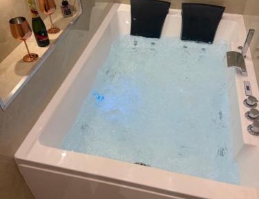 Studio with Spa Bath