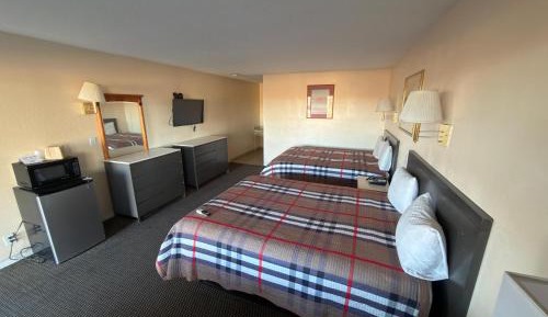 Queen Room with Two Queen Beds - Non Smoking