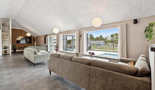 Ten-Bedroom Holiday Home