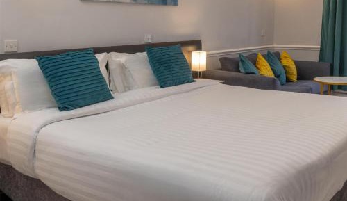 Large Superior King Room with Sofa Bed - Convert to Twin Beds/Non-Smoking