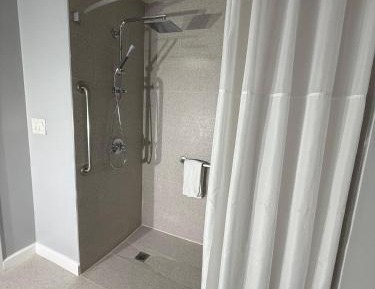 One Queen Room - Disability Access