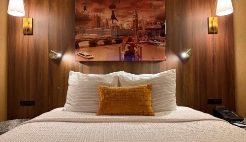 Traditional Queen Room with One Queen Bed