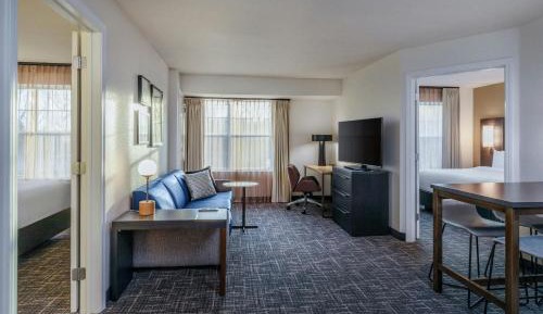 Two-Bedroom Large Suite - Mobility/Hearing Accessible with Roll-In Shower