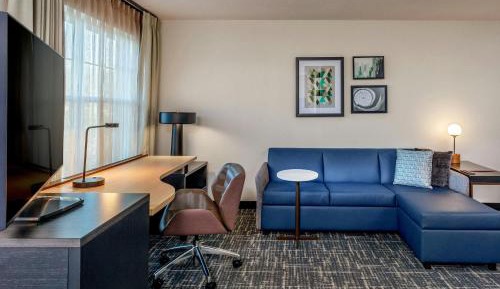 King Studio with Sofa Bed and Adapted Tub - Mobility and Hearing Accessible