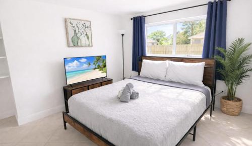 Queen Room with Shared Bathroom