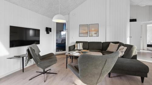 Eight-Bedroom Holiday Home