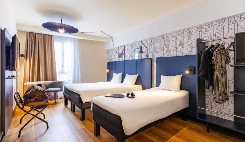 Standard Room with One Double Bed and One Single Bed
