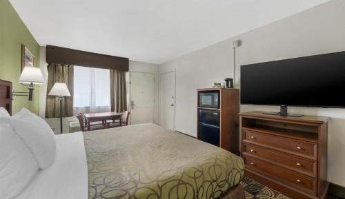 King Room with Roll-In Shower - Disability Access